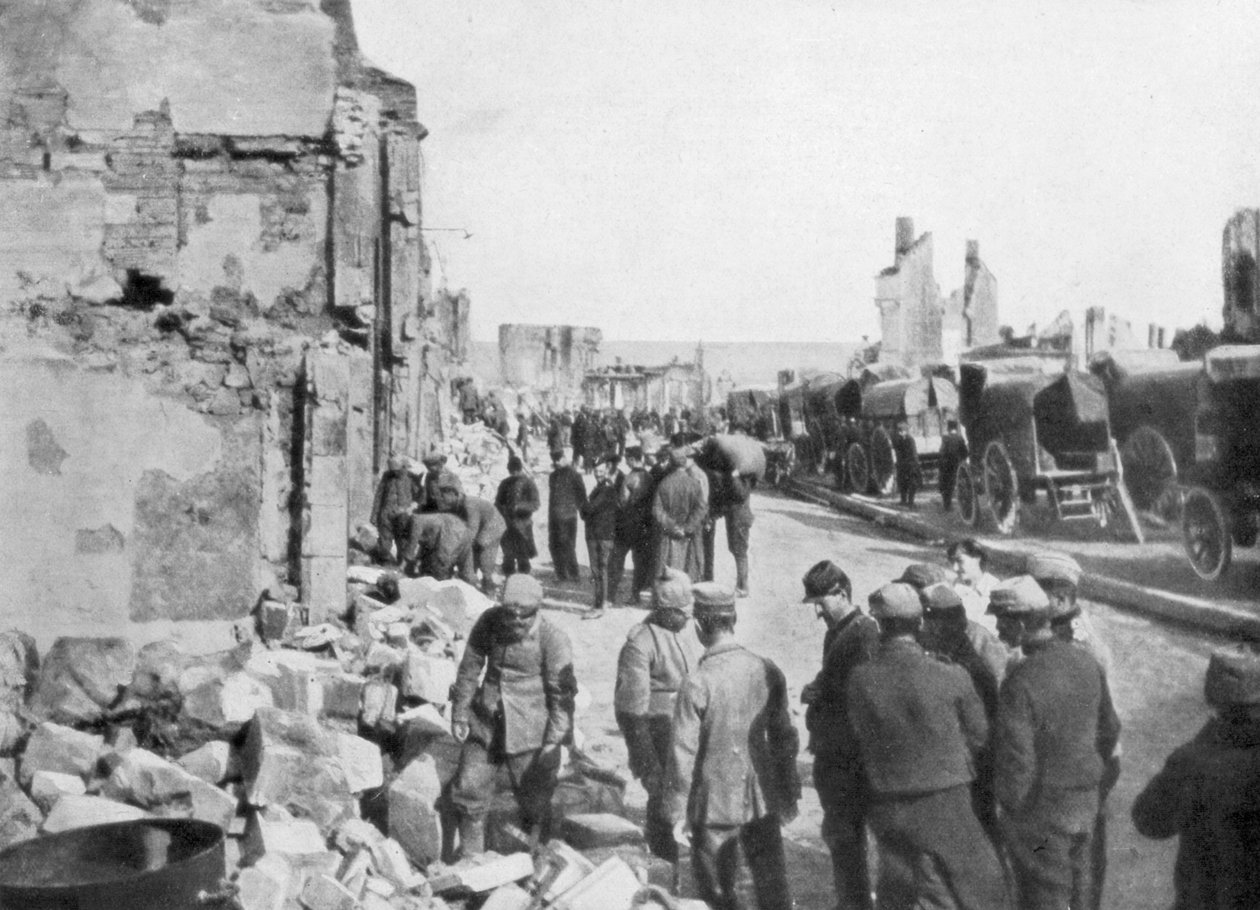 Tillfångatagna tyska fångar tar bort skräp från gatorna i Clermont-en-Argonne, Frankrike, 1914 av Unbekannt