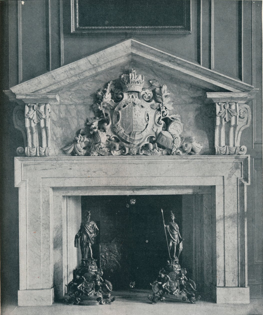 Sniden marmorskorsten av William Kent 1685-1748. I den offentliga matsalen på Hampton Court, av Unbekannt
