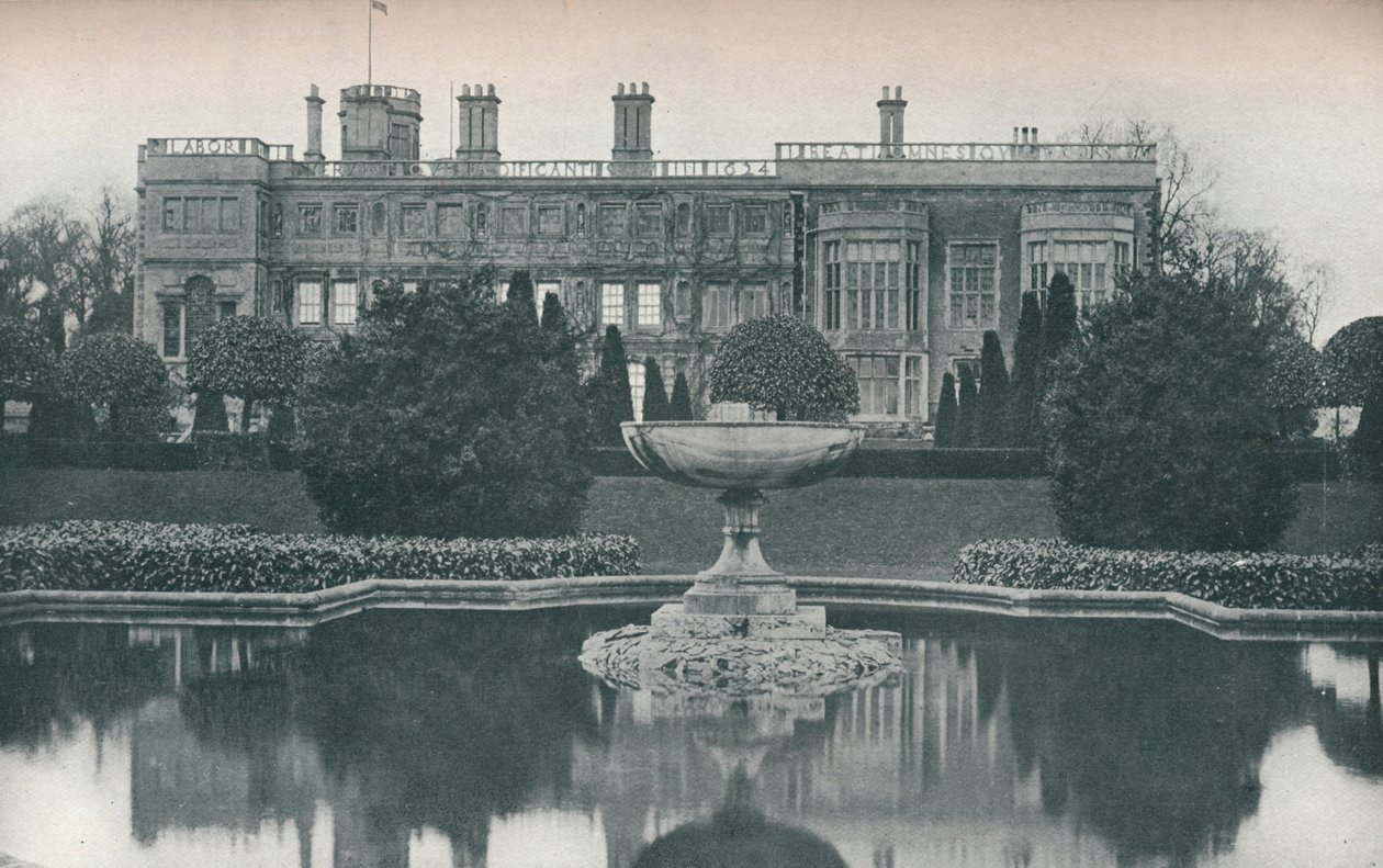 Castle Ashby, Northants: South Side, With Fountain, c1915 av Unbekannt