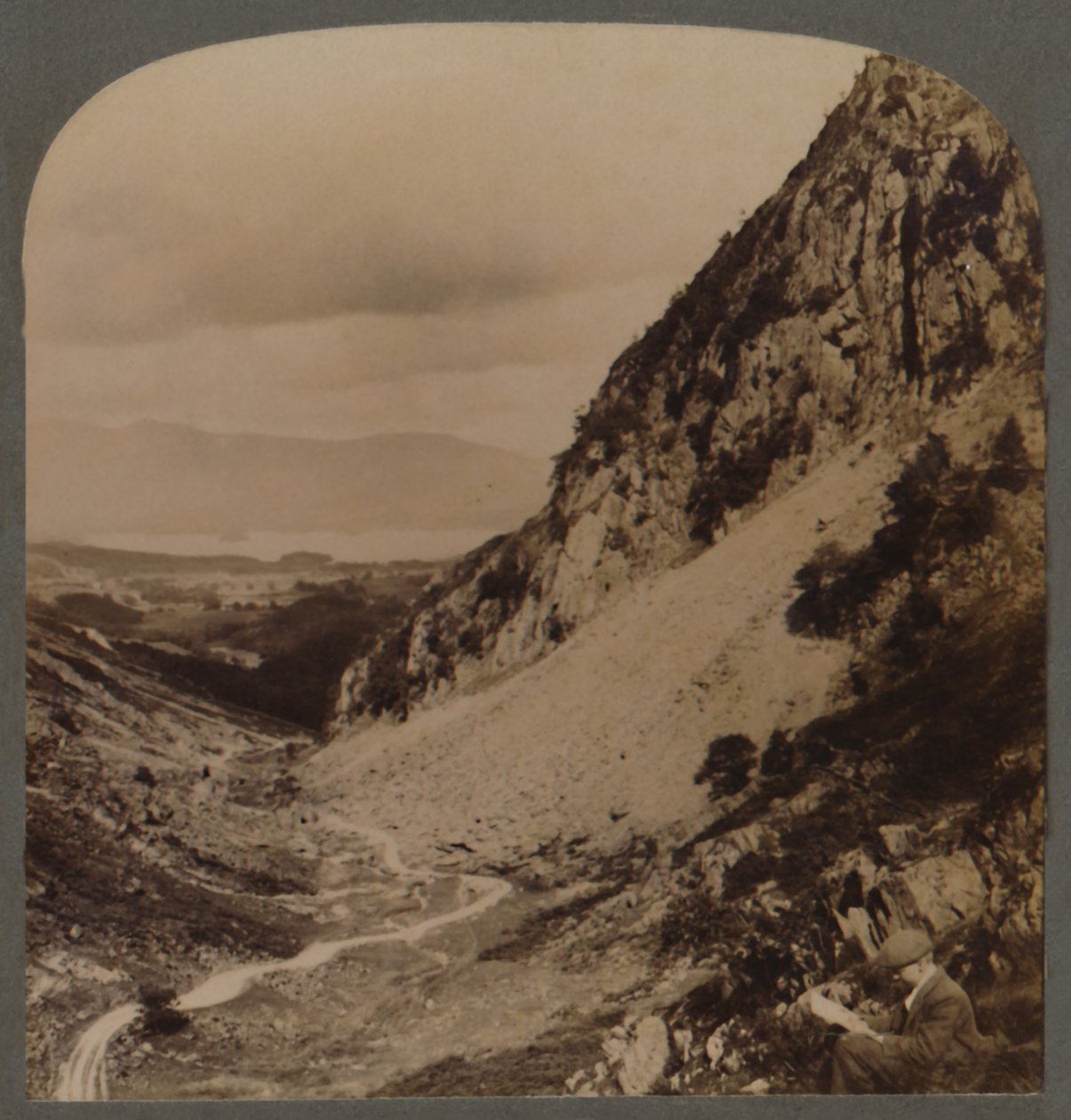 Castle Crag och den vackra Borrowdale Valley, Lake District, England, 1903. av Unbekannt