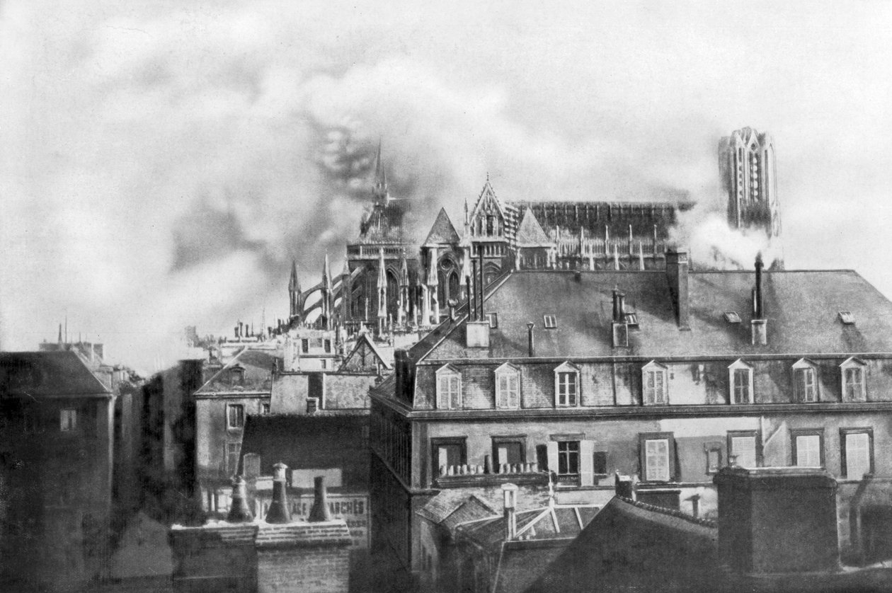 Katedralen i Reims i brand efter tysk beskjutning, Frankrike, 1914 av Unbekannt
