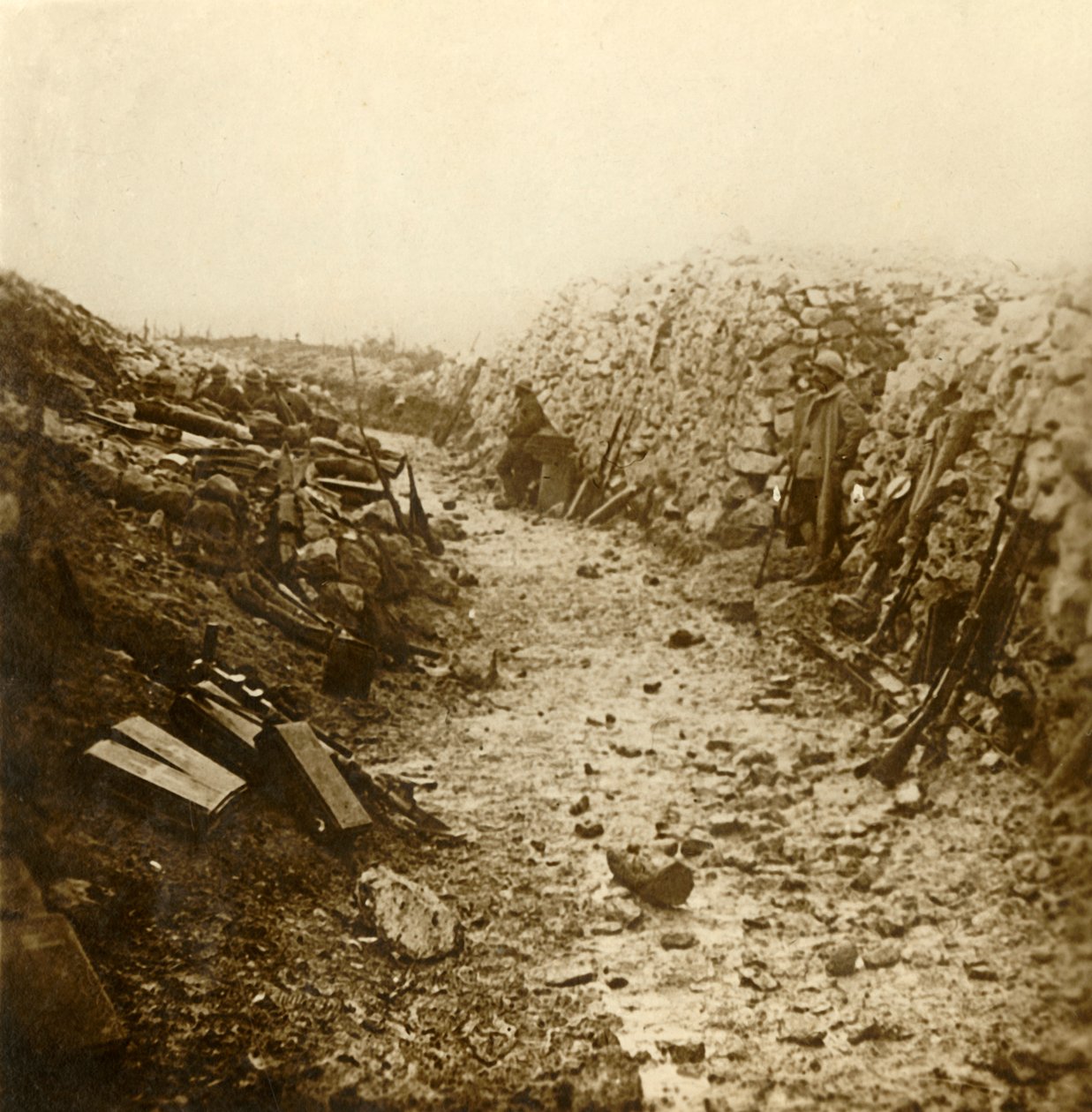 Central telefonpost i Froideterre, Verdun, norra Frankrike, c1916 av Unbekannt