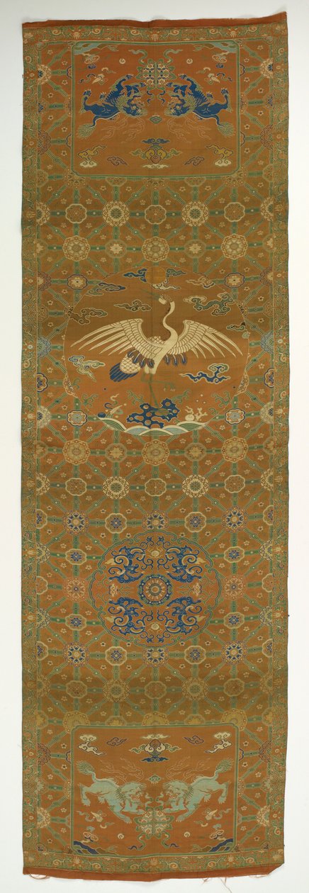 Stolsöverdrag med en kran, lejon, drakar, lyckosamma symboler och blommor..., Qingdynastin, 1700-tal. av Unbekannt