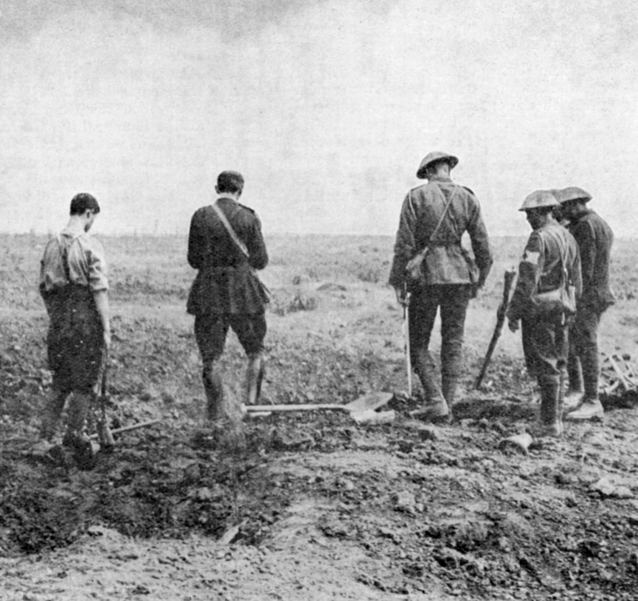 Kaplan som utför begravningsgudstjänst på fältet medan begravningsfesten visar respekt, c1916 av Unbekannt
