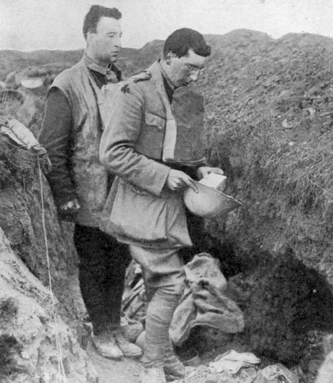 Kapellan av lst Munsters ber en begravningsbön över soldater som dödats i deras skyttegrav, 1918 av Unbekannt