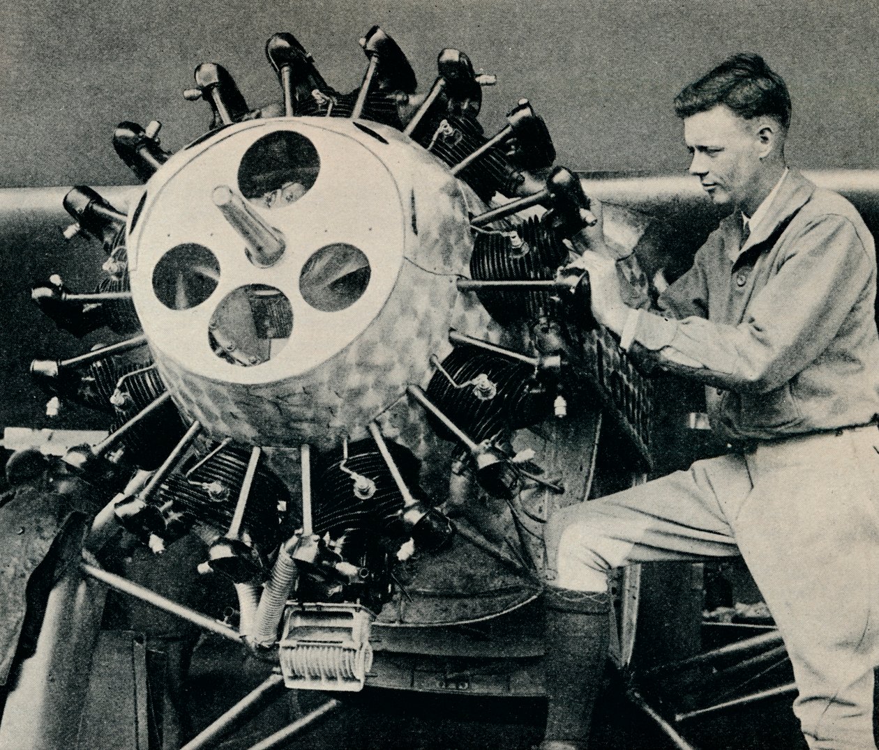 Charles Lindbergh kontrollerar motorn på sitt flygplan före sin transatlantiska flygning, 1927 c1937 av Unbekannt
