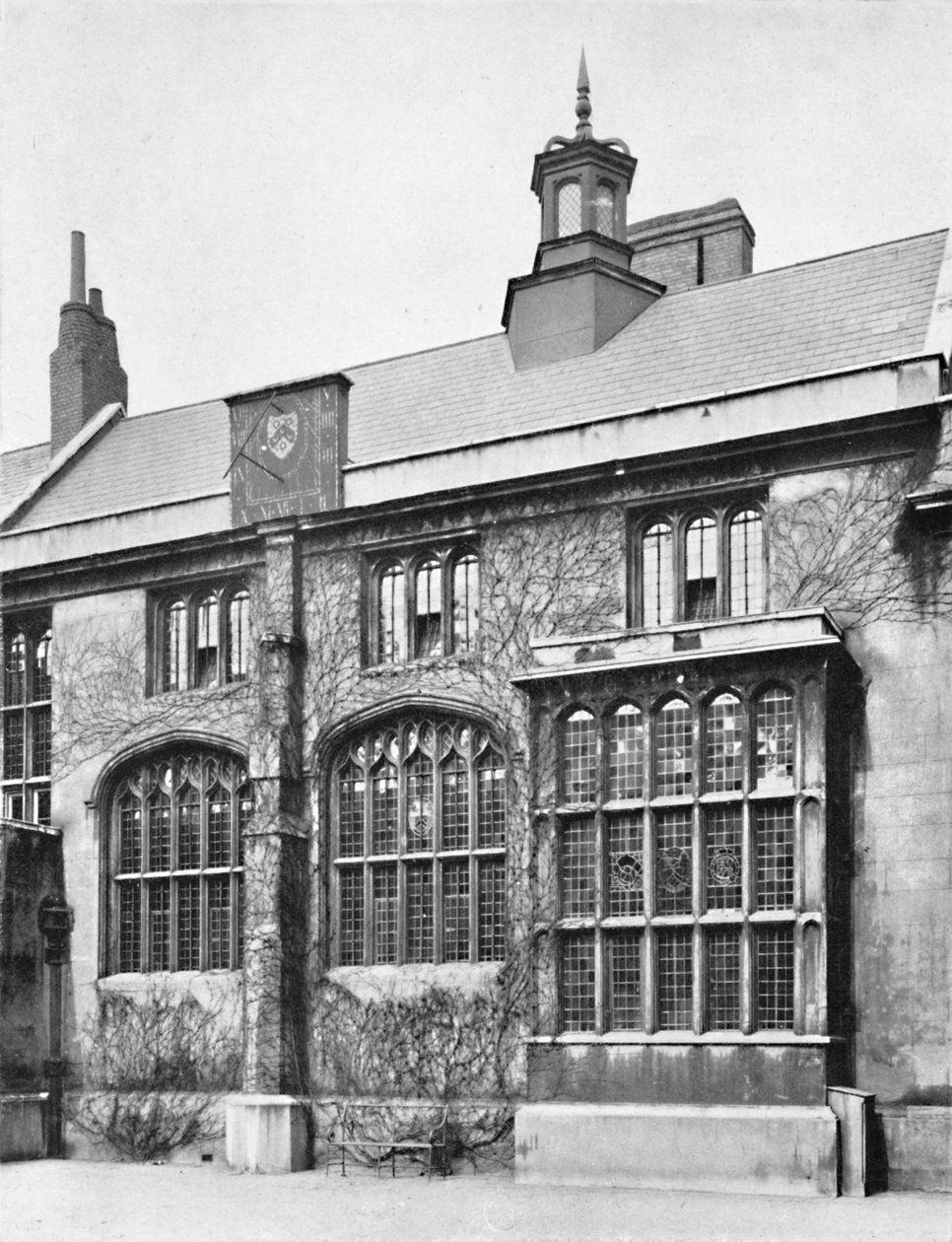Charterhouse. Exteriör av Hall, med Bay, 1925 av Unbekannt