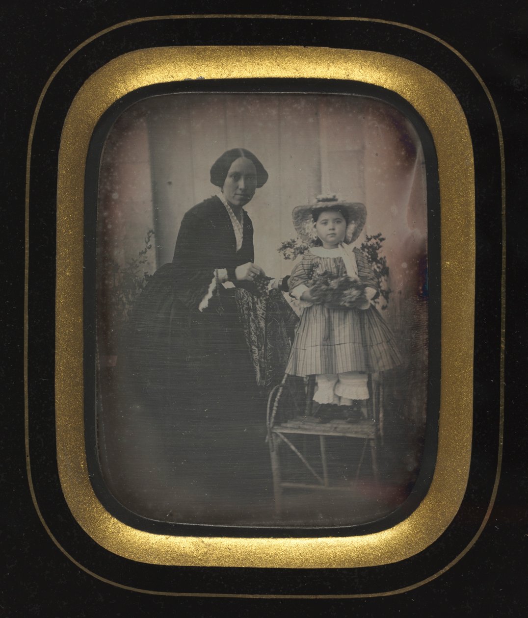 Barn som står på en stol och håller blommor, med mamma, ca. 1855. av Unbekannt