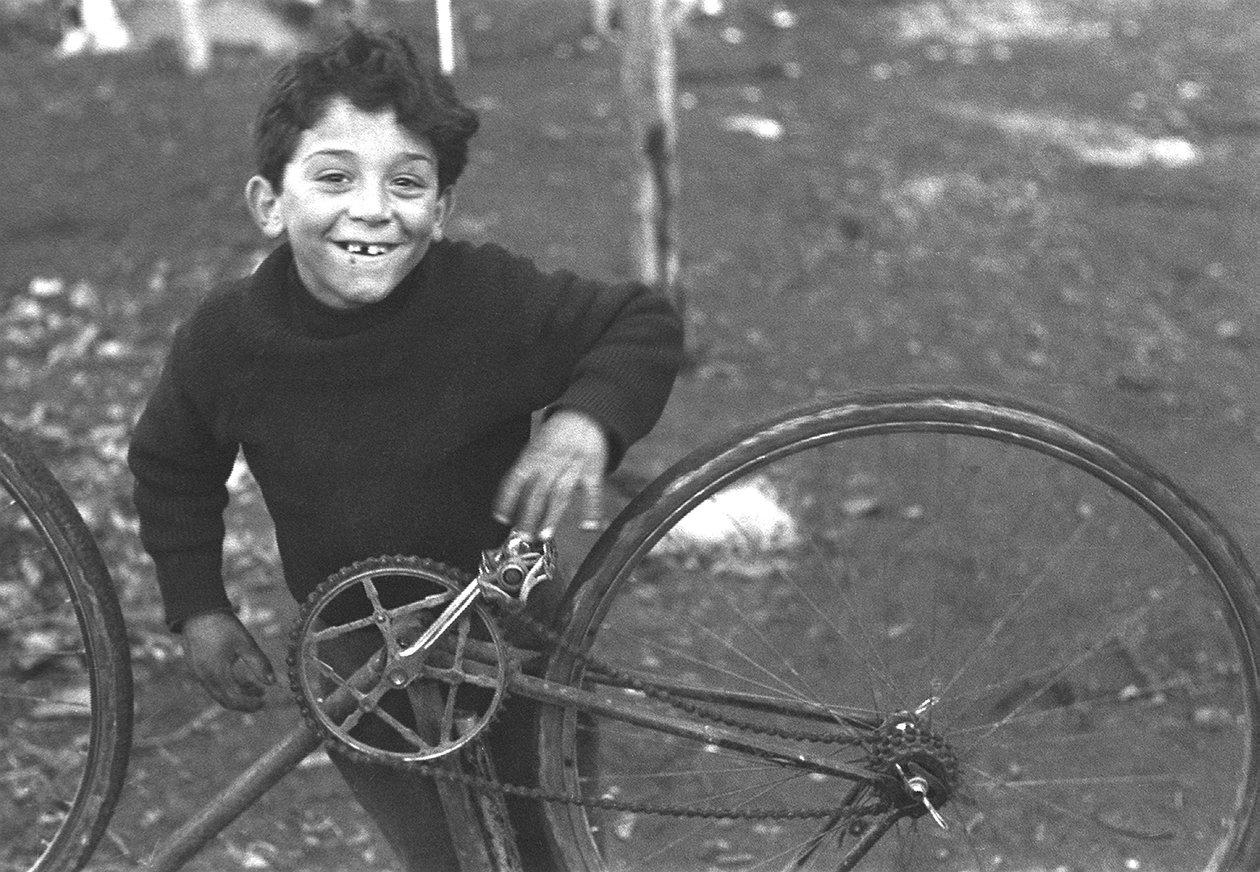 Barn som fixar en cykel, Borghetto Nomentano, Rom, Italien av Unbekannt