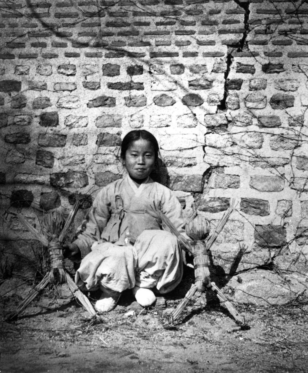 Barn som sitter vid en vägg, Korea, c1900 av Unbekannt