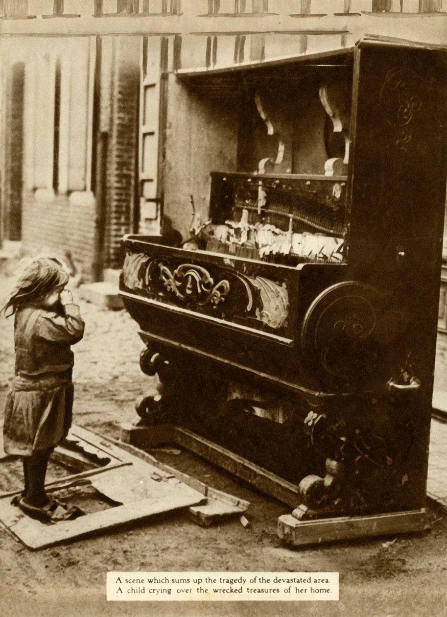 Ett barn med skadat piano efter en flygräd gjorde henne hemlös, första världskriget, 1918, 1935. av Unbekannt