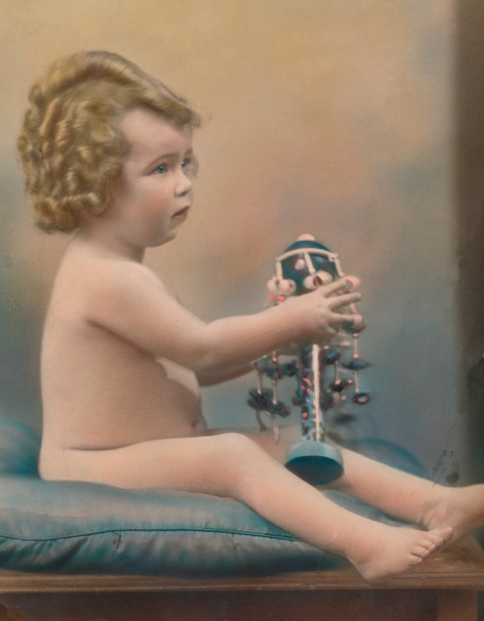 Barn med leksak, c1920 av Unbekannt