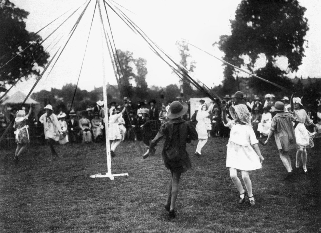 Barn som dansar runt en majstång, 1926 av Unbekannt