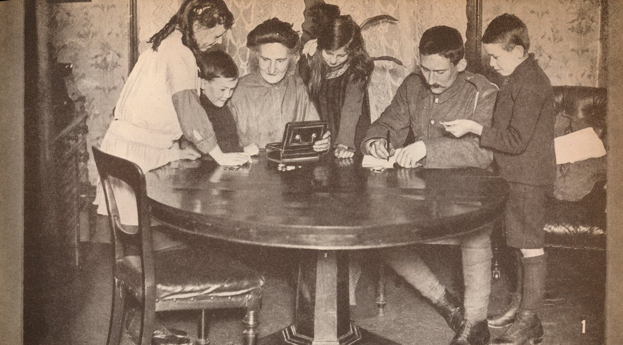 Barn som tömmer sina sparbössor för att investera i krigslån, c1917, 1935 av Unbekannt