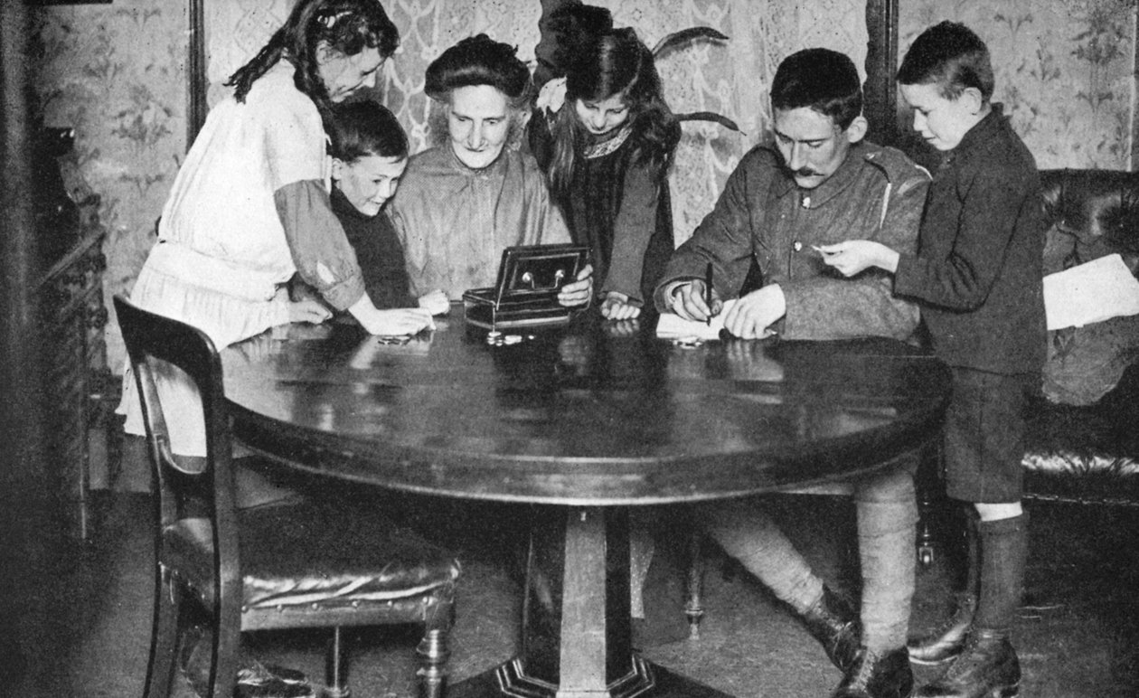 Barn som tömmer sina sparbössor för att investera i krigsobligationer, 1936 av Unbekannt
