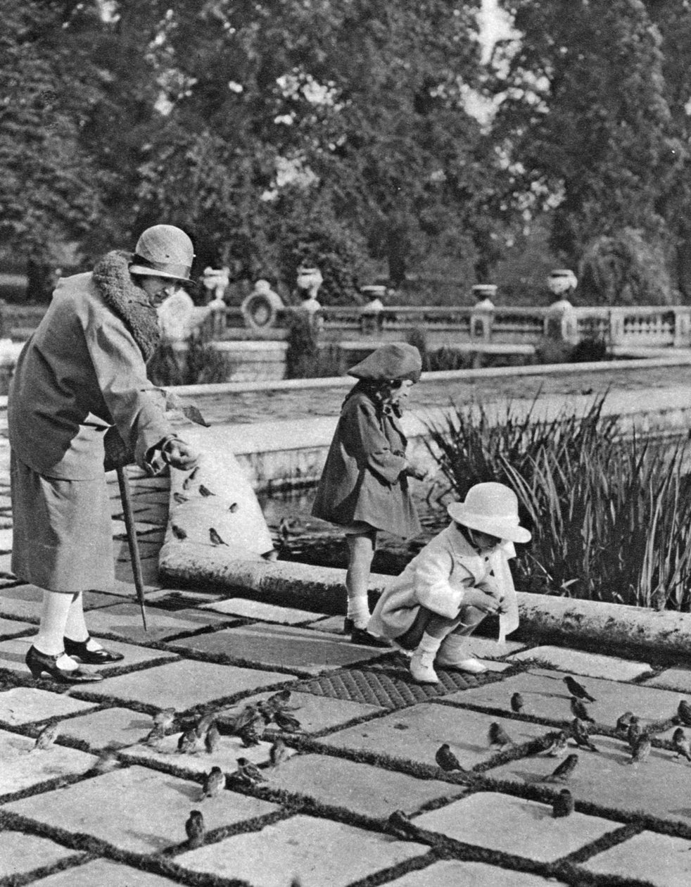 Barn som matar sparvarna i Hyde Park, London, 1926-1927 av Unbekannt