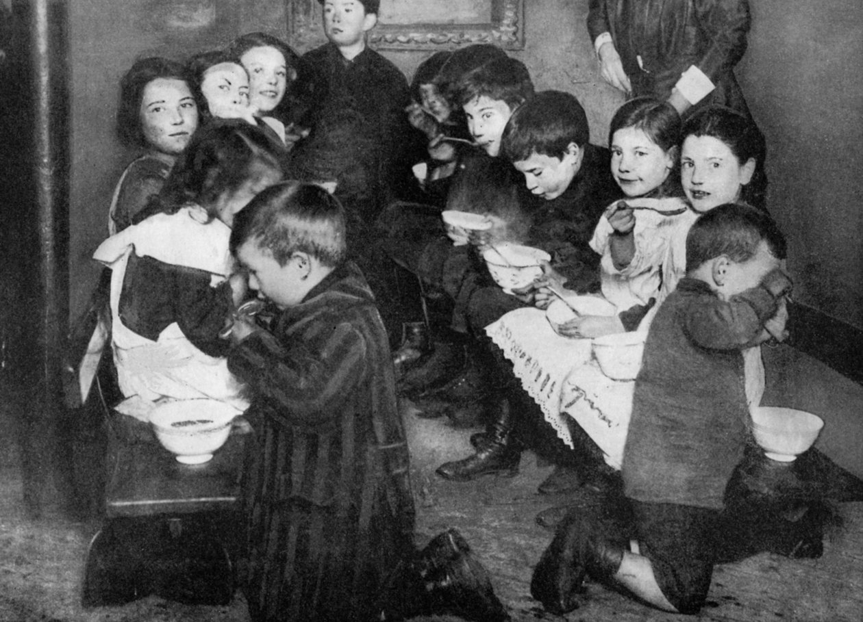 Barn i ett gemensamt kök, London, 1917 1936 av Unbekannt