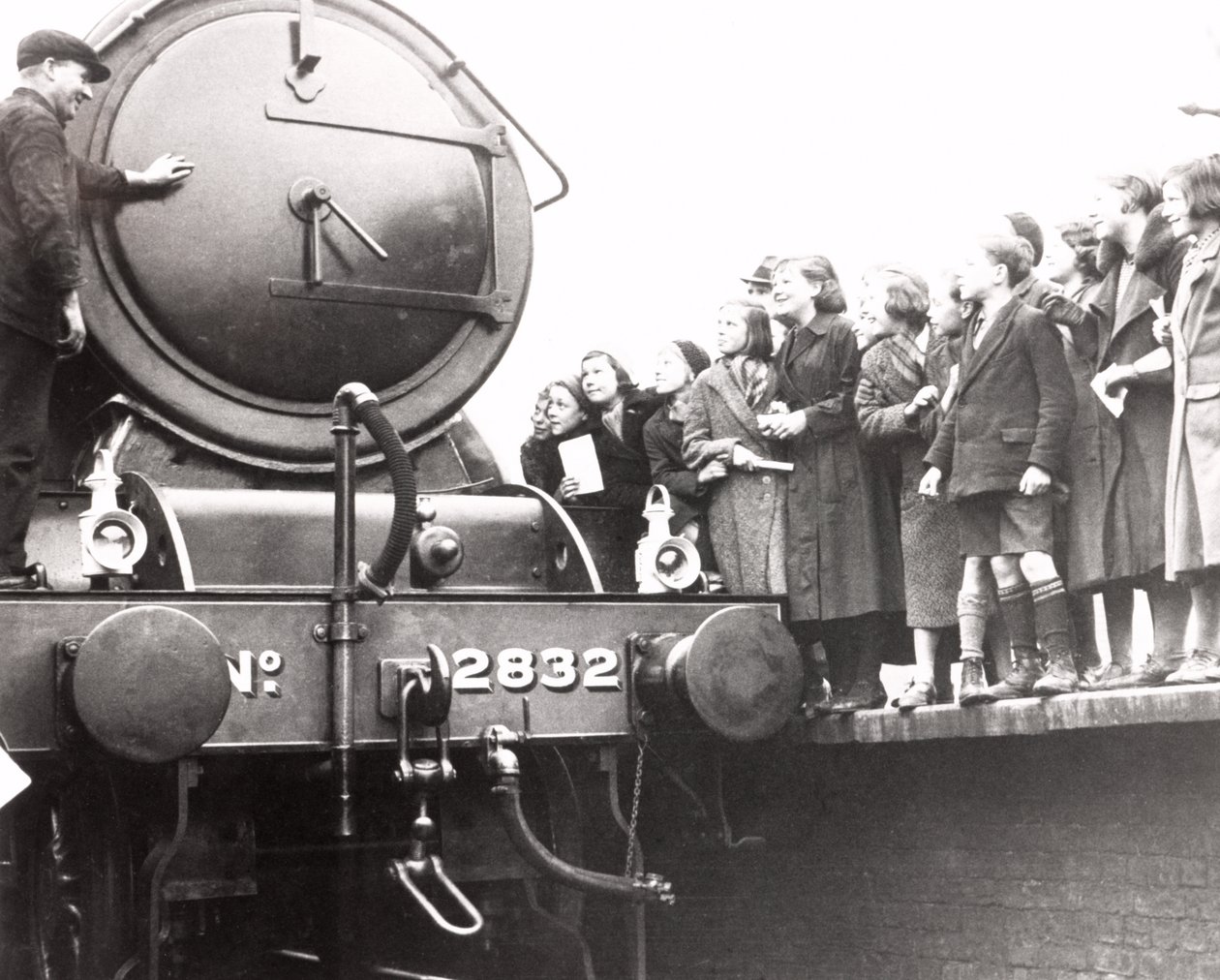 Barn tittar på ett ånglok, 3 mars 1936 av Unbekannt