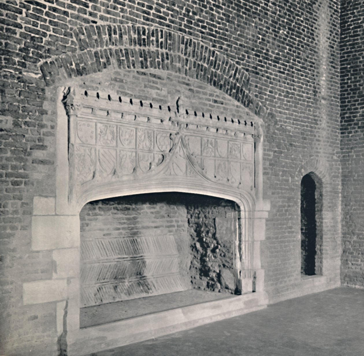 Skorstensstycke vid Tattershall Castle, Lincolnshire, 1927 av Unbekannt