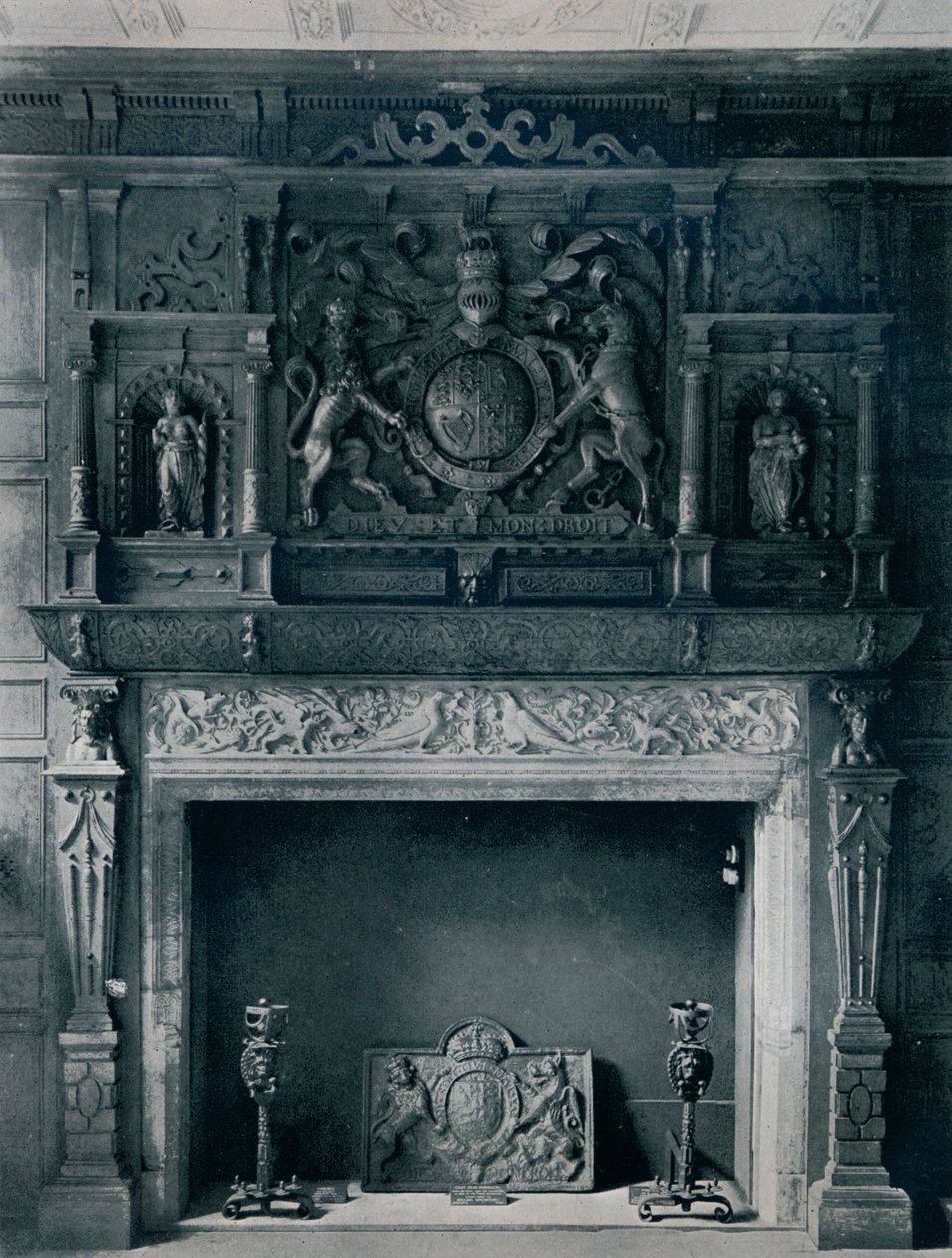 Skorstensstycke med James I:s vapen, cirka 1606: från det gamla palatset, Bromley-By-Bow, 1945 av Unbekannt