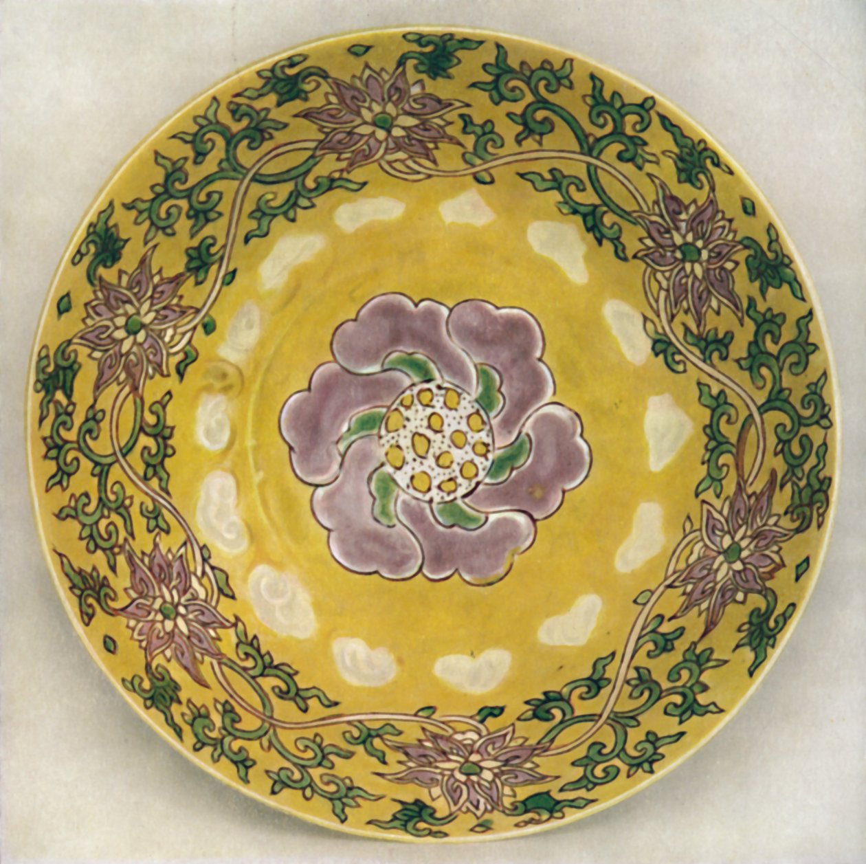Kinesisk emaljmålad porslinsskål. Chia Ching-perioden, 1522-1566, 1928 av Unbekannt