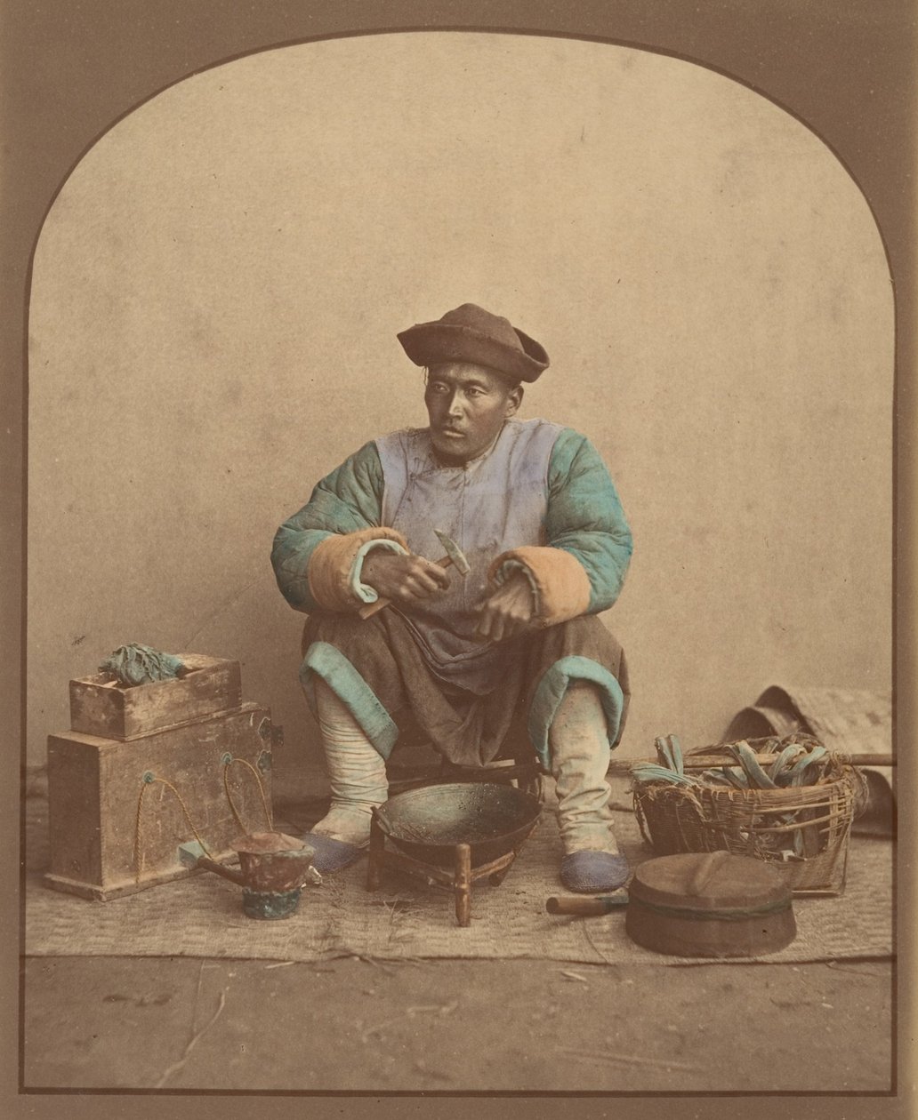 [Kinesisk man som sitter med verktyg], 1870-talet. av Unbekannt