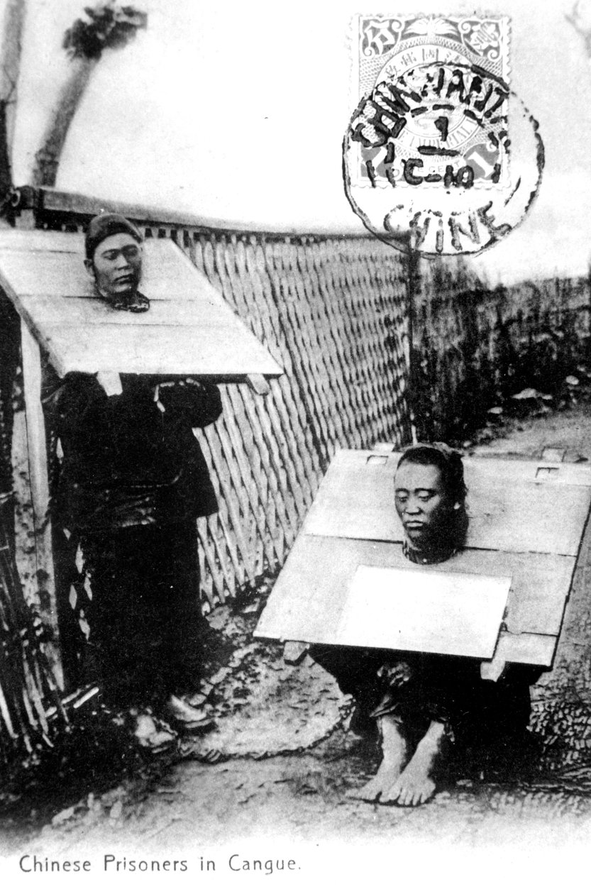 Kinesiska fångar i kangues, 1910 av Unbekannt