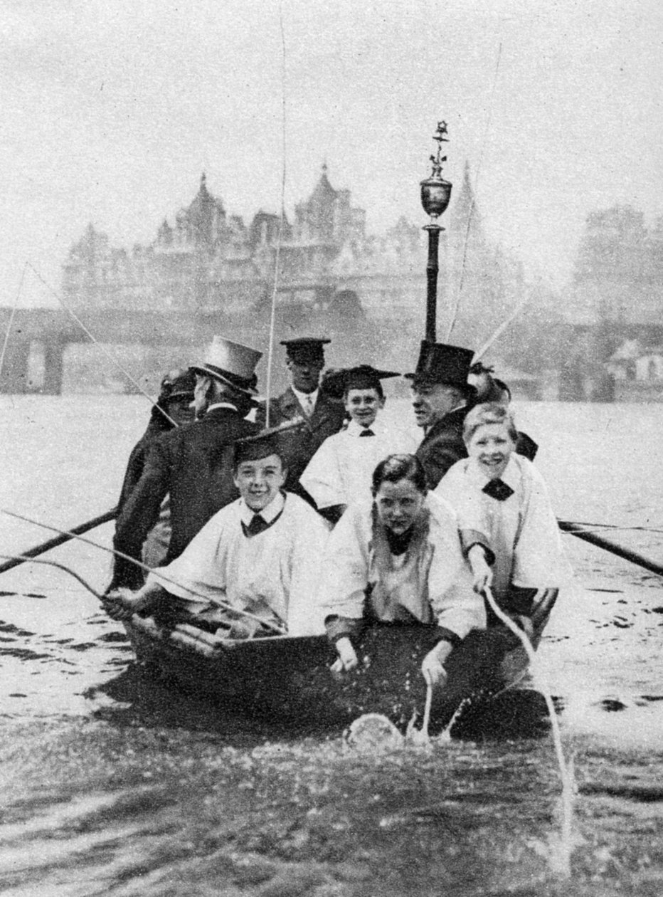 Choirboys of St Clement Danes slår gränsmärkena på Themsen, London, 1926-1927 av Unbekannt