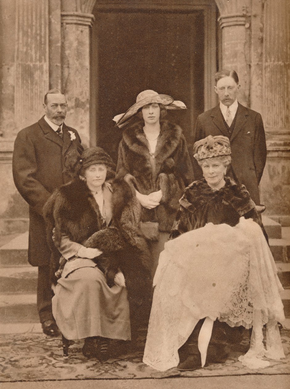 Dop av Marys första barn, Princess Royal, Goldsborough, Yorkshire, 1923 1935 av Unbekannt