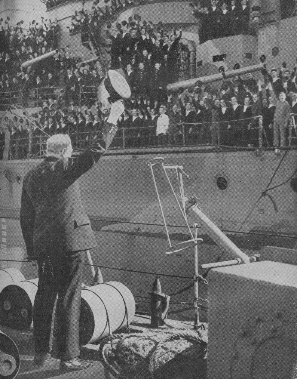 Churchill svarar på jublet från besättningen på HMS Prince of Wales, 1941 av Unbekannt