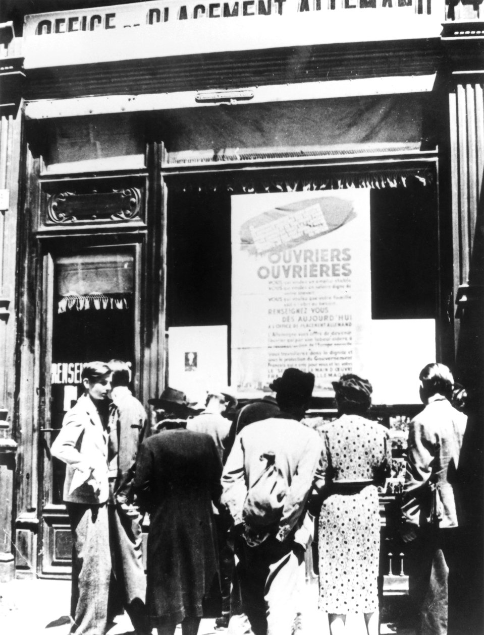 Medborgare i Paris utanför ett tyskt rekryteringskontor, 1940-1944 av Unbekannt