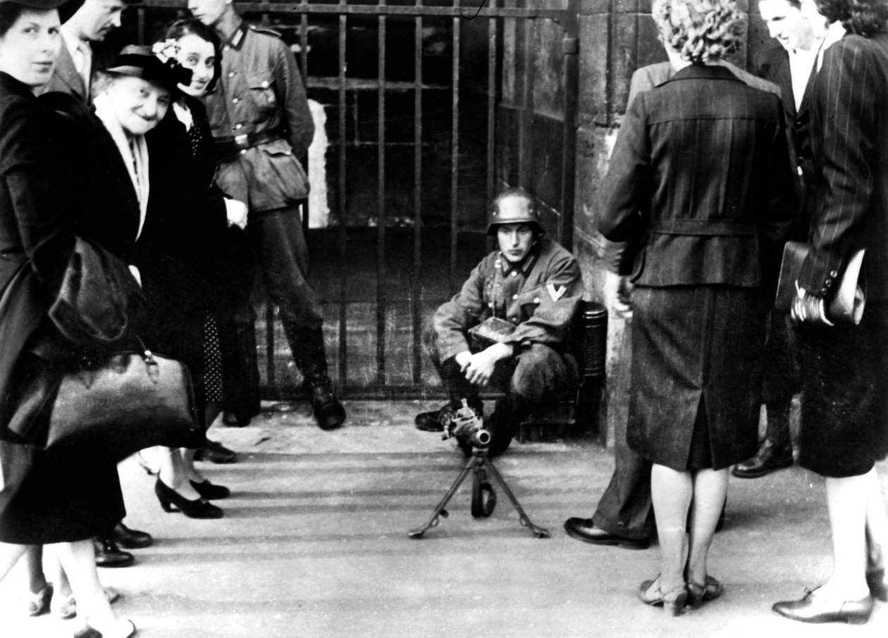 Civila framför en tysk vaktpost med maskingevär, Paris, juni 1940 av Unbekannt