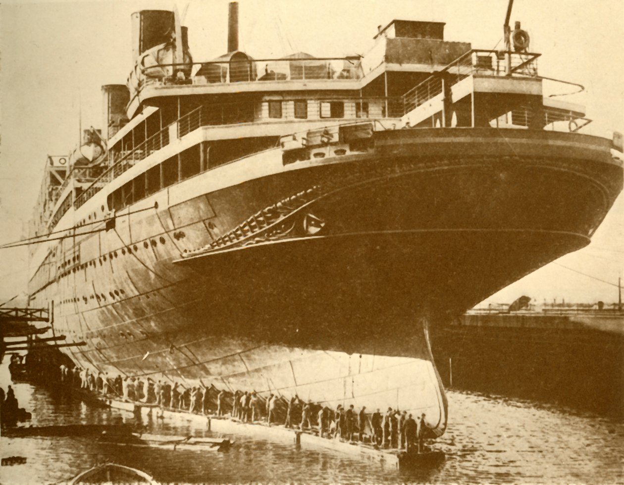 Rengöring av Hull of the Majestic i Dry Dock, c1930. av Unbekannt