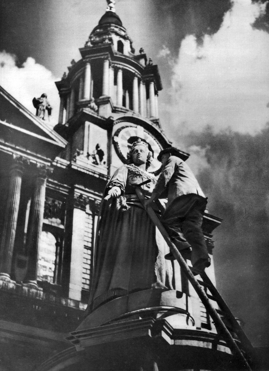 Rengöring av statyn av drottning Anne som en del av King George Vs silverjubileumsfirande, 1935 av Unbekannt