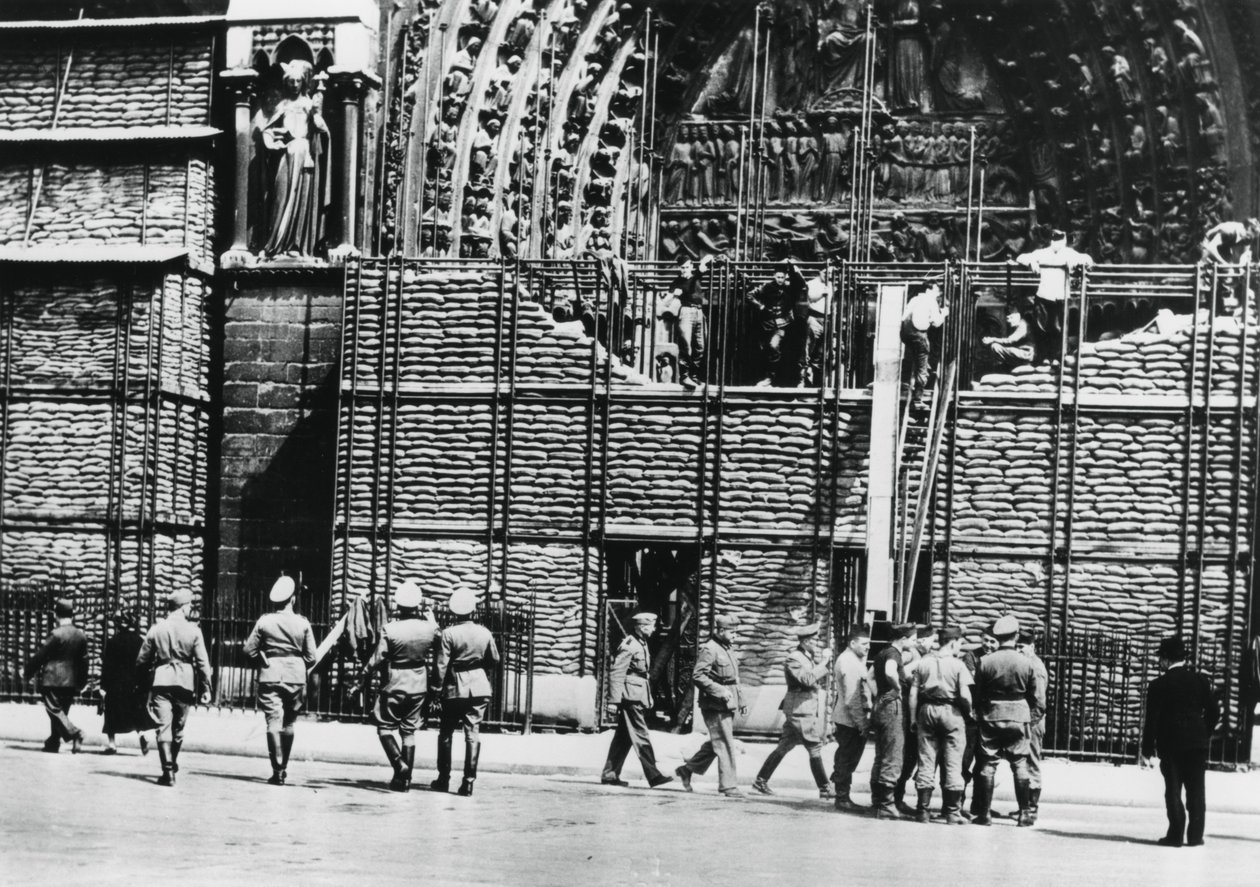 Rensning av sandsäcksskydd från fasaden på Notre Dame, tyskockuperade Paris, 1940 av Unbekannt