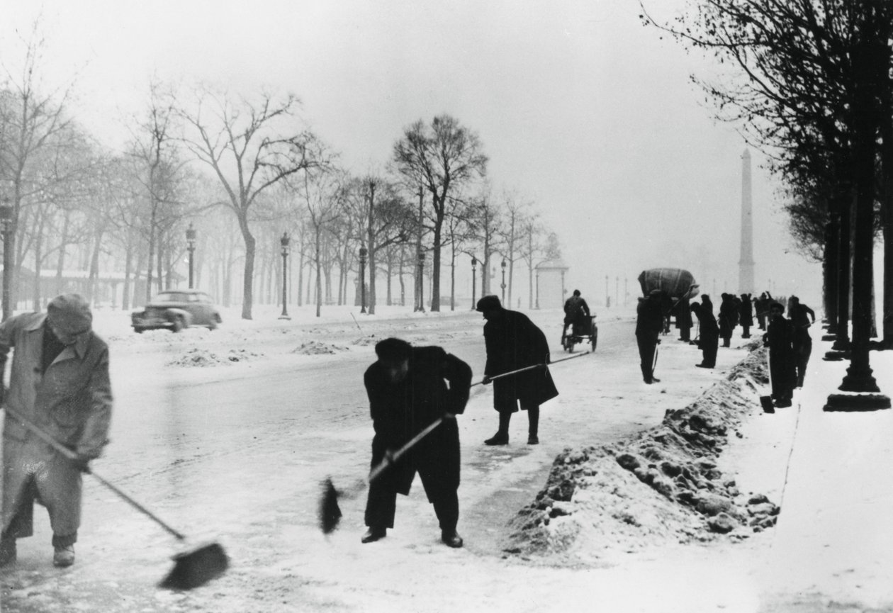 Snöröja på Champs Elysees, tyskockuperade Paris, vintern 1941 av Unbekannt
