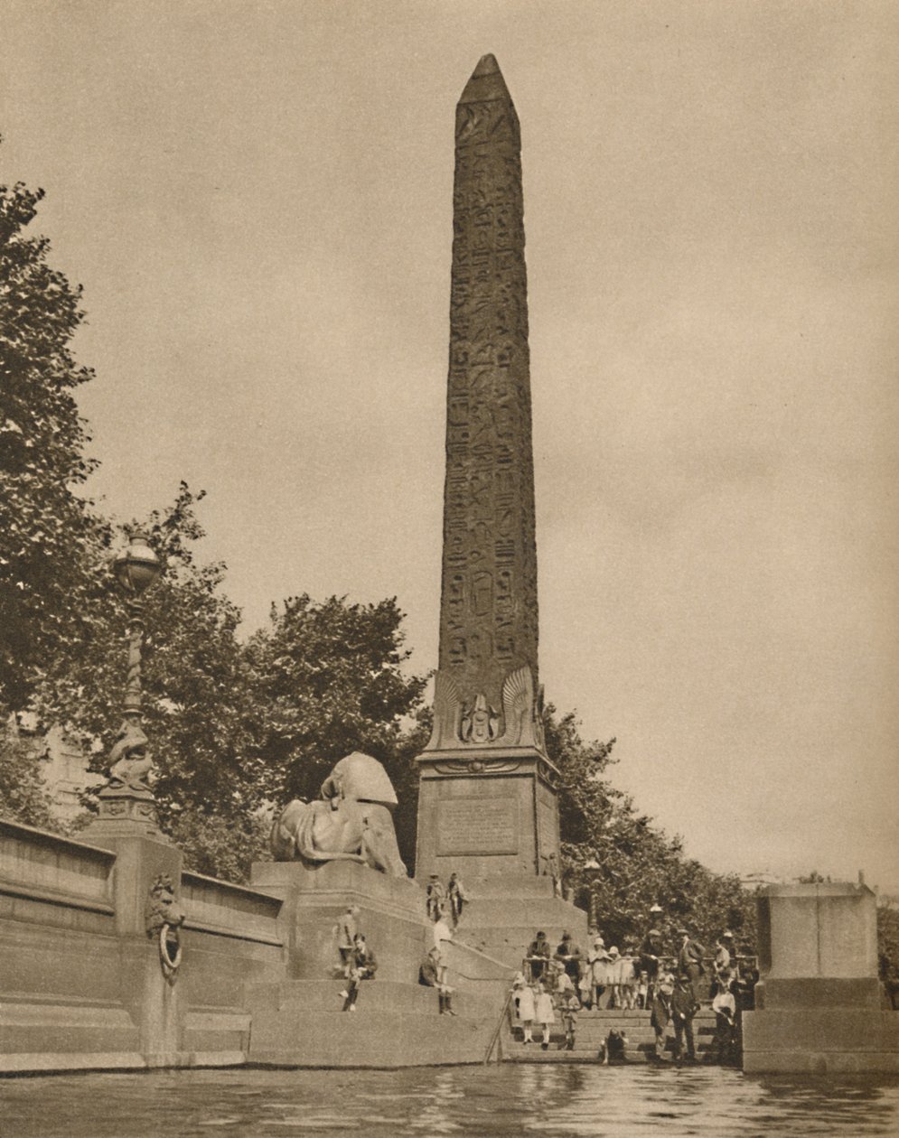 Cleopatras nål huggen fjorton hundra år före Cleopatras födelse, c1935. av Unbekannt