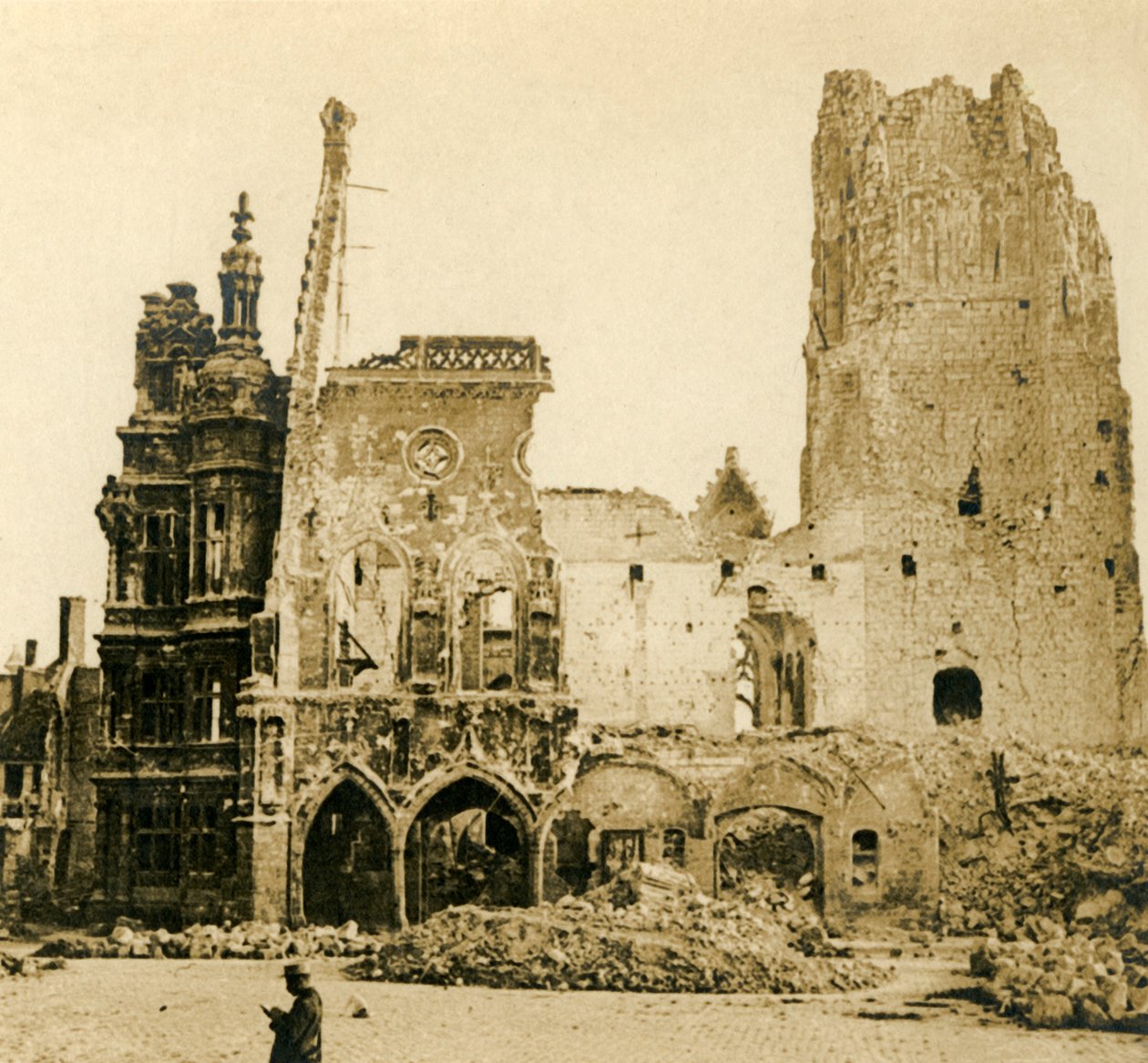 Klocktornet och Hotel de Ville, Arras, norra Frankrike, c1914-c1918 av Unbekannt