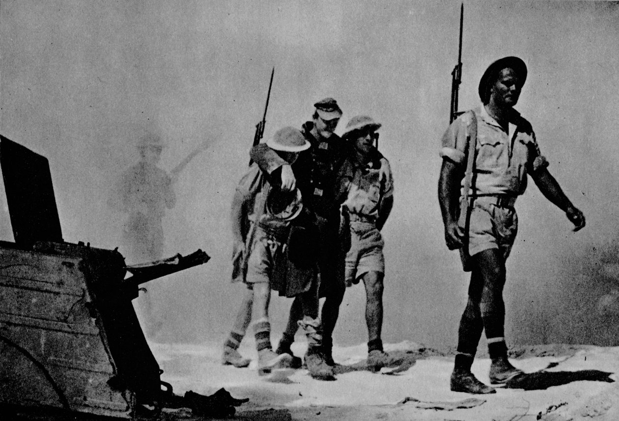 Närbild av en stor strid. Australierna tar in en skadad fånge, 1942-1944 av Unbekannt