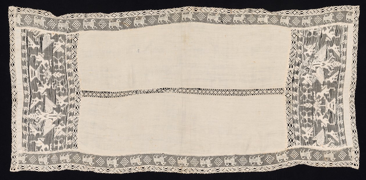 Tyg med kant av krönade dubbelhövdade örnar med olika emblem, fåglar..., 1800-tal. av Unbekannt