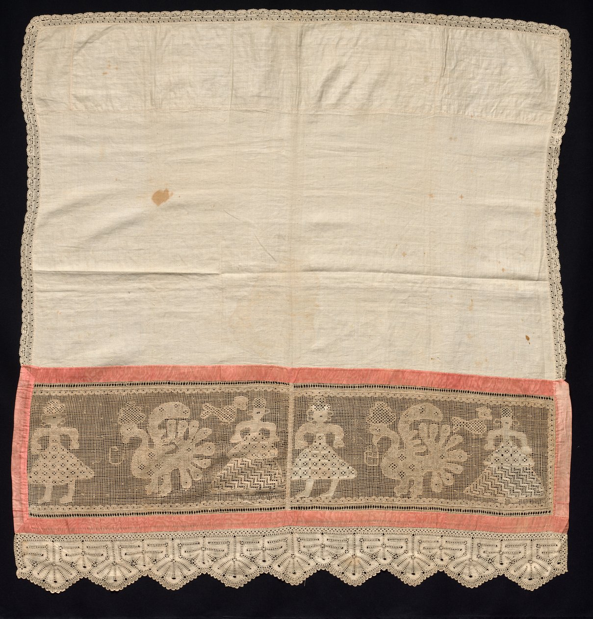 Tyg med kant av kvinnofigurer och påfåglar, 1700-1800-tal. av Unbekannt