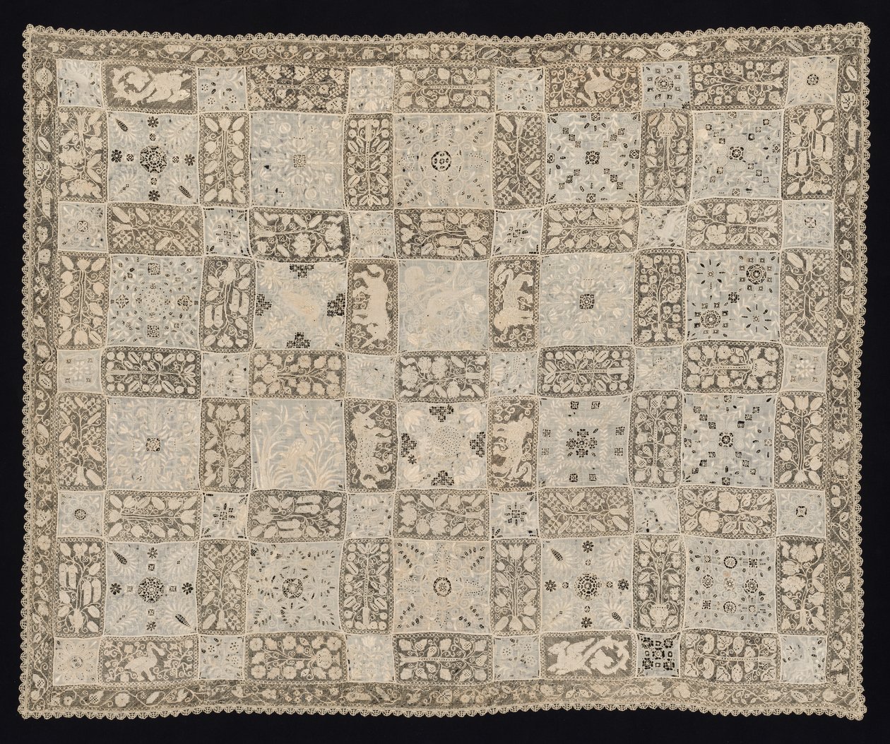 Tyg med enhörningar, drakar, andra djur och blommönster, 1800-talet. av Unbekannt