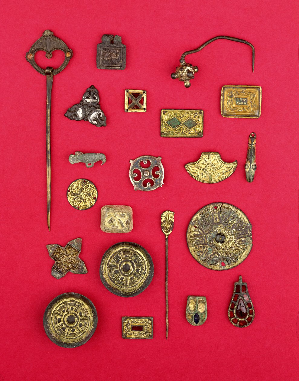 Samling av anglosaxiska och keltiska smycken inklusive fästen i förgylld brons, fat och korsformade broscher och ett merovingerhänge, från 1:a till 700-talet e.Kr. (brons) av Unbekannt
