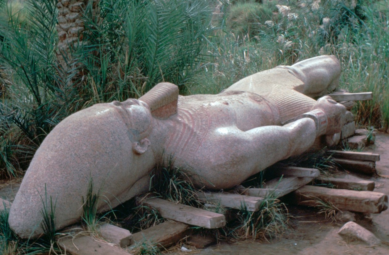 Kolossal staty av Ramses I på plats, Memphis, Egypten, 1200-talet f.Kr. av Unbekannt