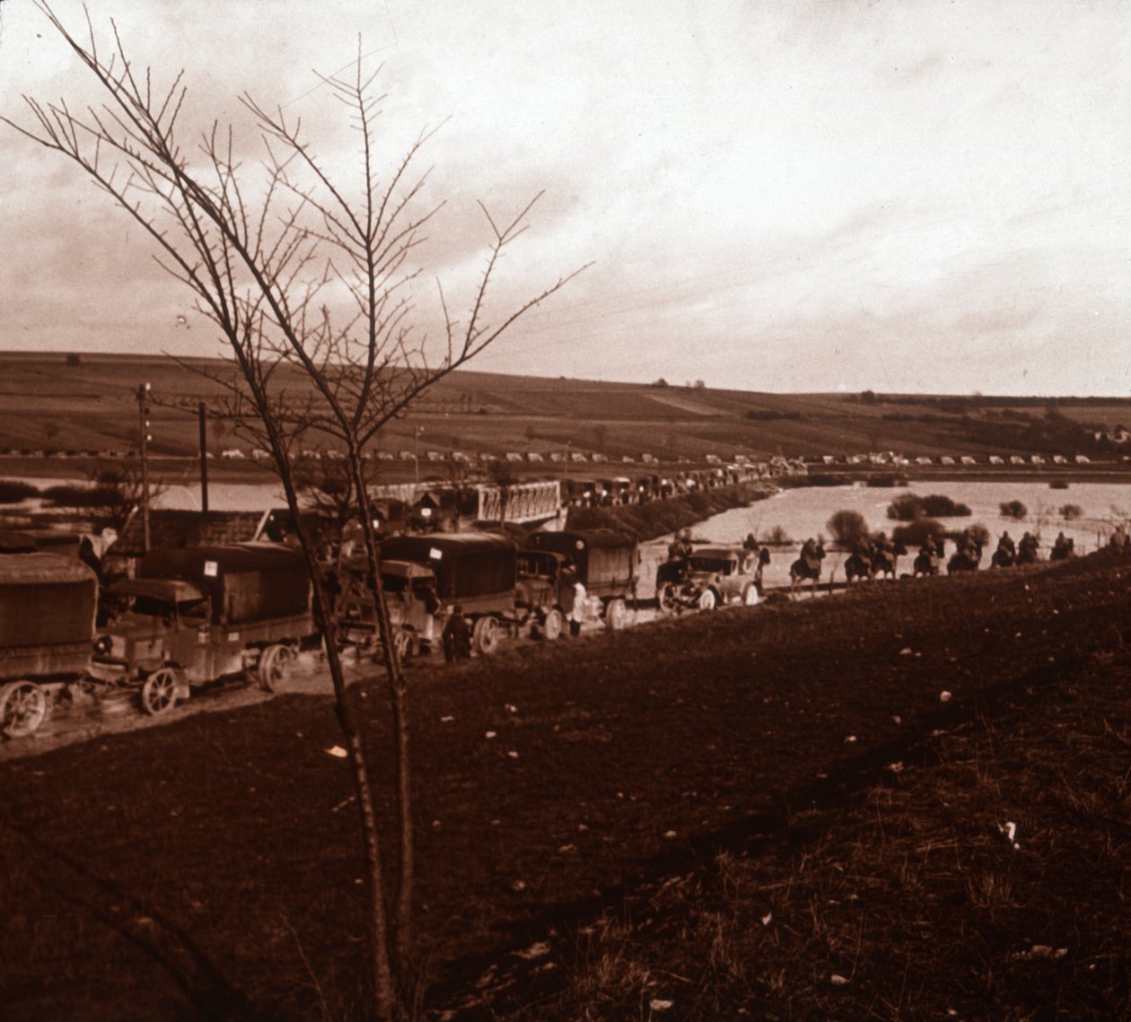 Kolumn av lastbilar, Verdun, norra Frankrike, c1914-c1918 av Unbekannt