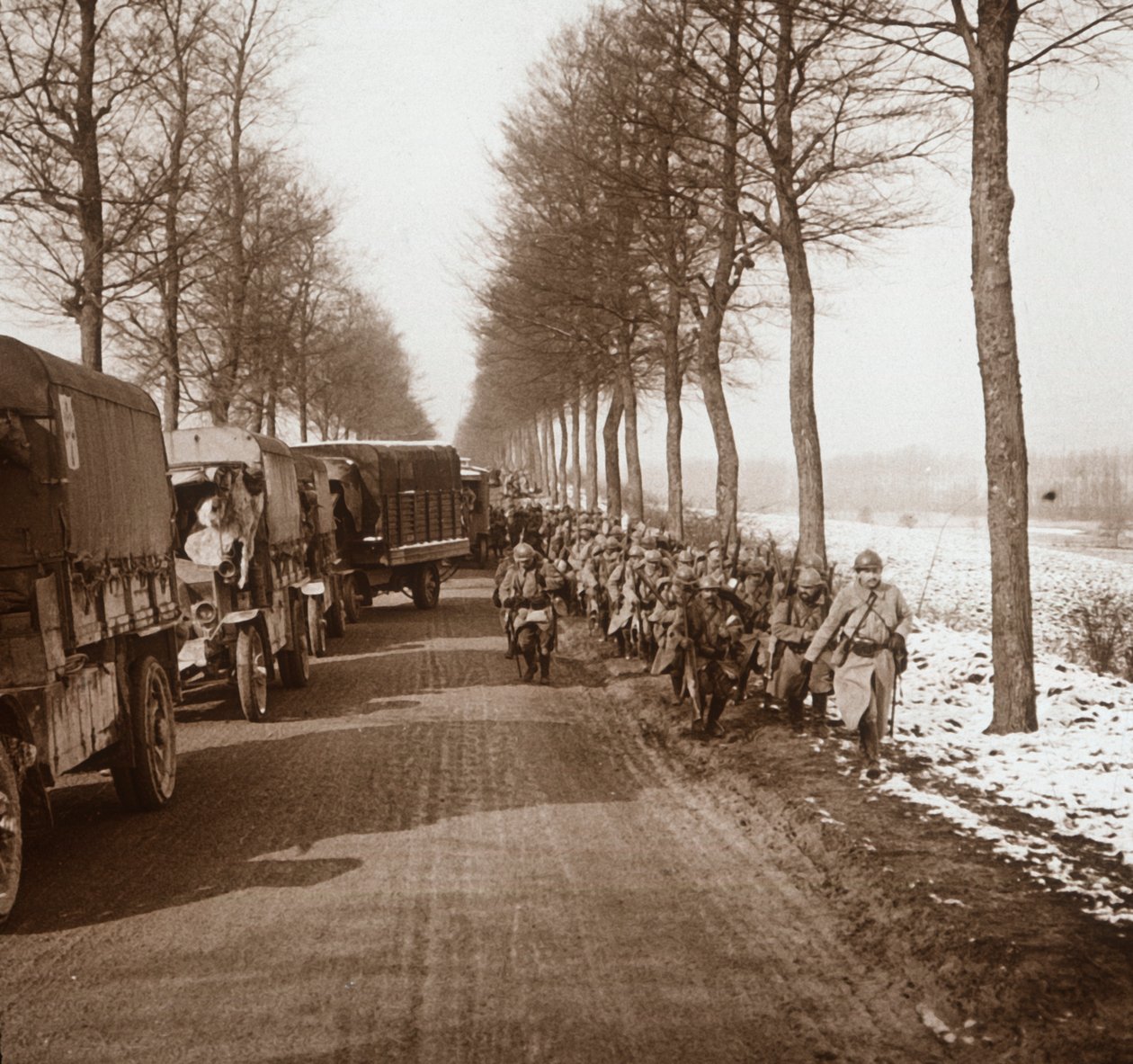 Kolumn av lastbilar och trupper, Somme-Tourbe, norra Frankrike, c1914-c1918 av Unbekannt