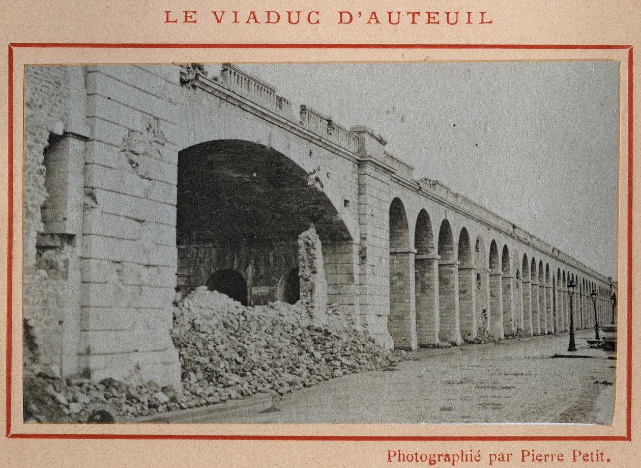 Commune de Paris (1871): utsikt över Auteuil-viadukten i Paris i maj 1871. Fotografi av Pierre Pepetit. Tryck på kartong, Dim. 9x5,4 cm av Unbekannt