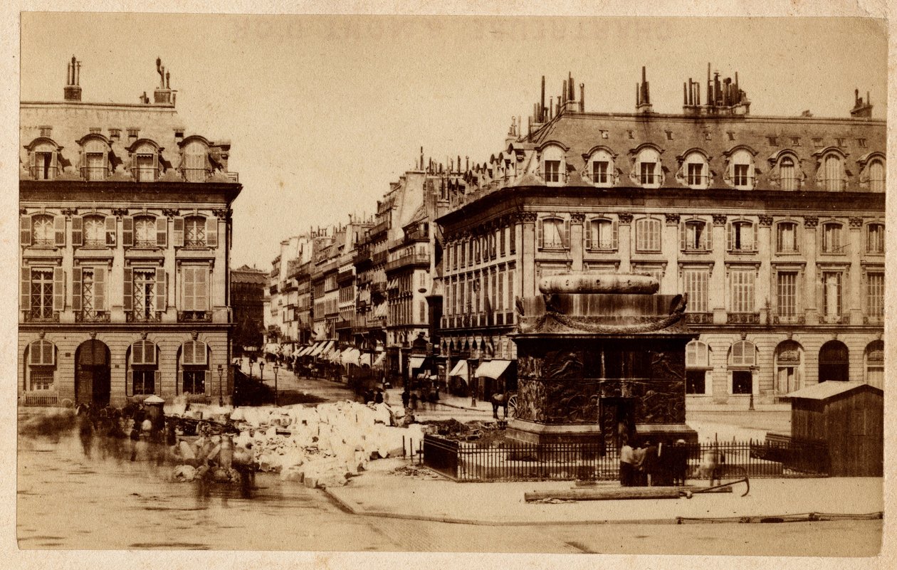 Paris kommun (1871) sett från Place Vendome med den förstörda kolonnen. Fotografi. Tryck på kartong Dim. 10,4x6,2 cm av Unbekannt