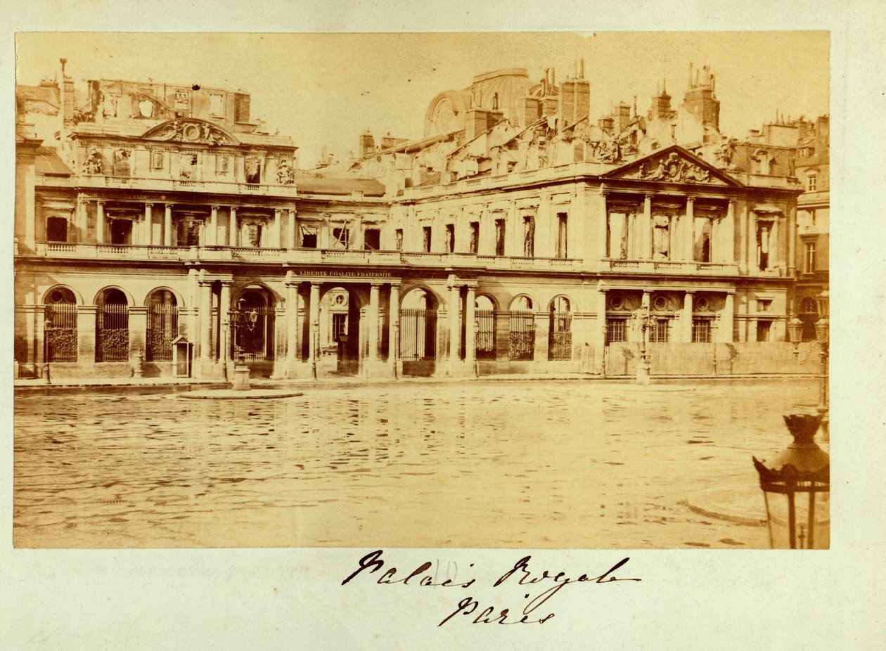 Paris kommun (1871): utsikt över Palais Royal (Palais-Royal) detruit. Anonym fotografering. Tryck på kartong Dim. 15x10 cm av Unbekannt