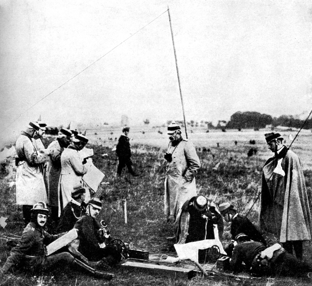 Kompani av tyska scouter som tar emot telefoninstruktioner, första världskriget, 1914 av Unbekannt